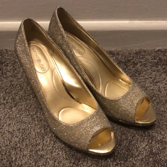 bandolino gold heels